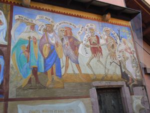Église ND des douleurs et fresque représentant une "danse macabre".