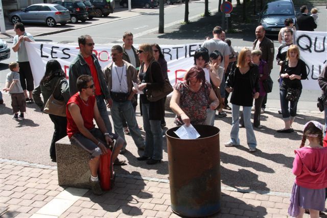 les courriers du maire sont brûlés devant la mairie