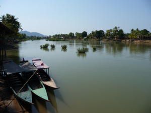 Il fait beau, il fait chaud ...welcome dans le sud du Laos. Ici on experiemente a fond le rythme ultra tranquille du pays. Au programme Pakse, Vat Phu de Champassak, 4000 iles !