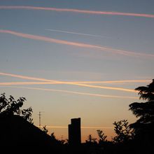 Skyline et Chemtrails au soleil couchant