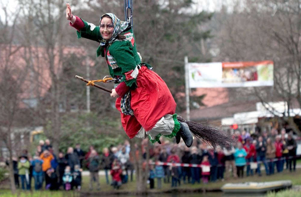 En 2108: À Braunlage, le vol des sorcières au-dessus de l'étang Kurpark... Et, Magdebourg -Célébrations de Walpurgis dans le Harz -