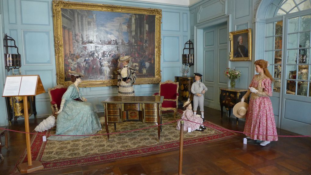 A l'intérieur du château chouette reconstitution de costumes du début du siècle et exposition sur La Belle au Bois Dormant de Perrault