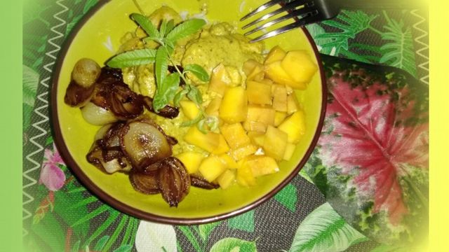 Curry vert de poulet avec dés de mangue et oignons caramélisés