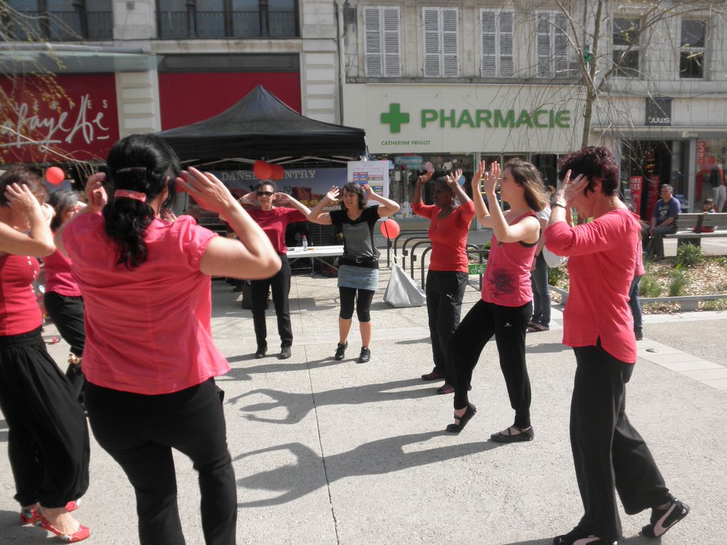 De la rue Ricard jusqu'au Marché, en rouge et et noir, Prim'ACorps suit les rythmes de ses derviches puis les percussions de Batuca Niort. Photos de Sophie!