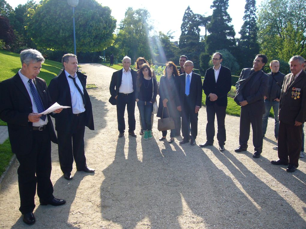 Commémoration de la journée de l'abandon le 12 mai 2012 à Paris dans le XIXème arrondissement.
Les harkis et leurs familles se souviennent que les harkis ont été officiellement le 12 mai 1962 par la diffusion du télégramme du ministre des arm