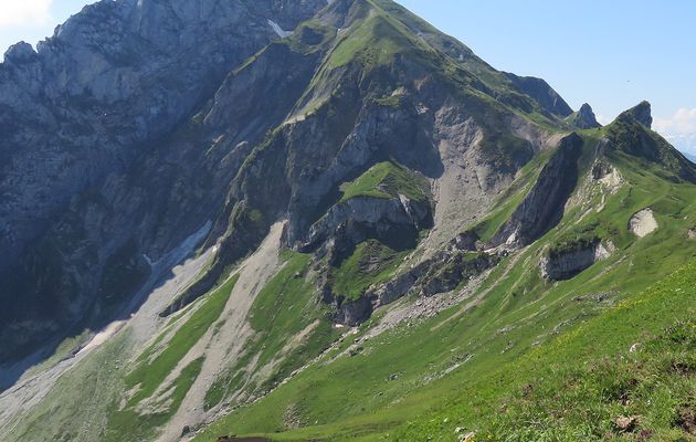 LE MONT TRELOD (2181M) ET LA DENT DES PORTES (1932M) MASSIF DES BAUGES  (SAVOIE)