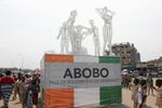 Les lumières de Noël à Abidjan rappellent les heures sanglantes de la crise