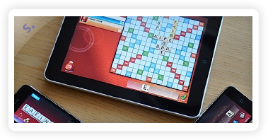 Un iPad et deux iPhone font un jeu de Scrabble à 1000$.
