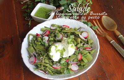 Salade de légumes verts et burrata vinaigrette au pesto
