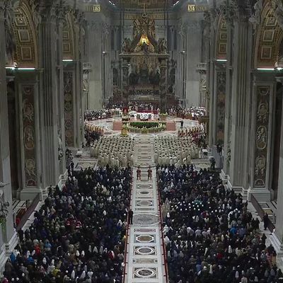 l'Esprit Saint, «l'inconnu de notre foi» qui opère de manière invisible: il donne la joie, la paix, l'amour, il nous fait vivre comme des enfants de Dieu ressuscités. 