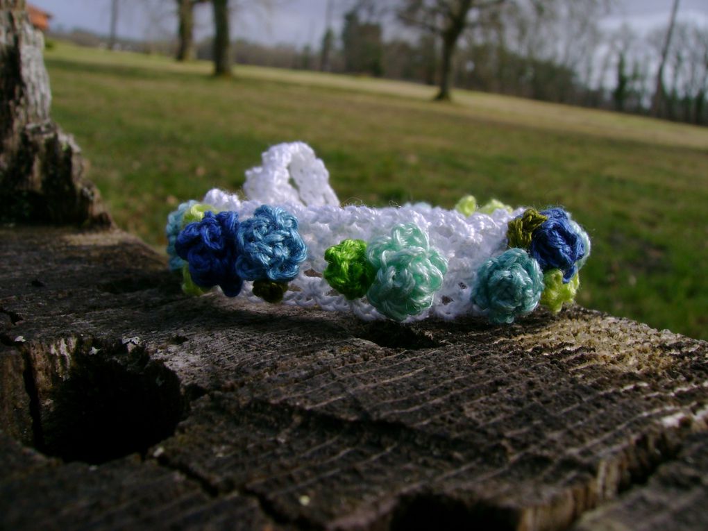 Jonc aux camaïeux de roses
            et
Bracelet aux roses bleues