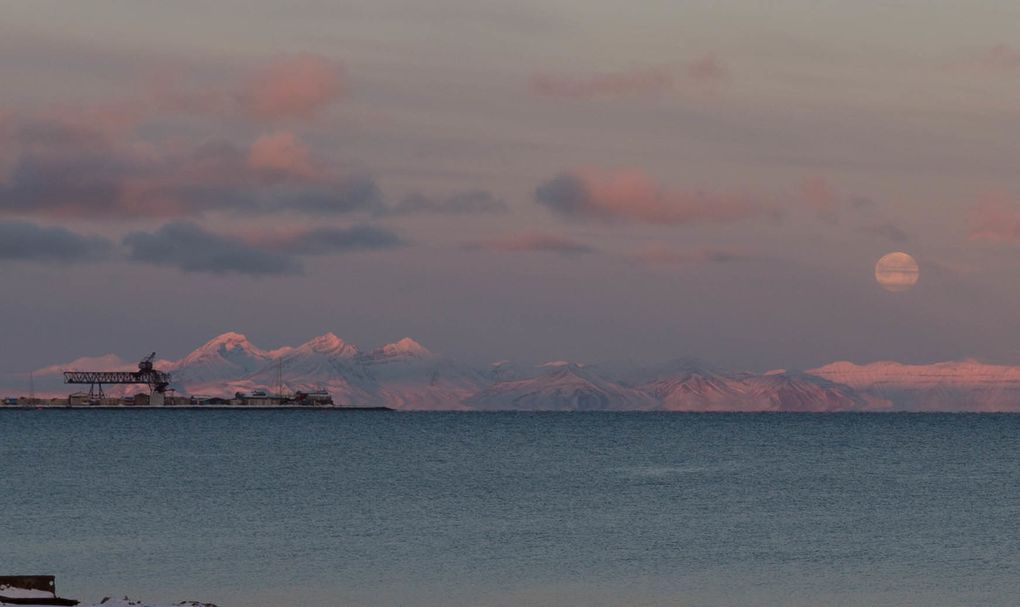 La lune très bas sur l'horizon en fin de matinée et des mirages de plus en plus marqués, l'air étant bien plus froid que la mer