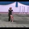 Un chien qui danse avec sa maîtresse