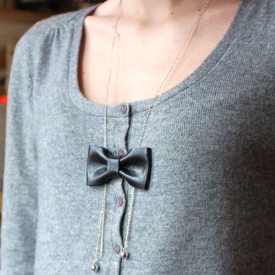 collier noeud en cuir noir à pendants