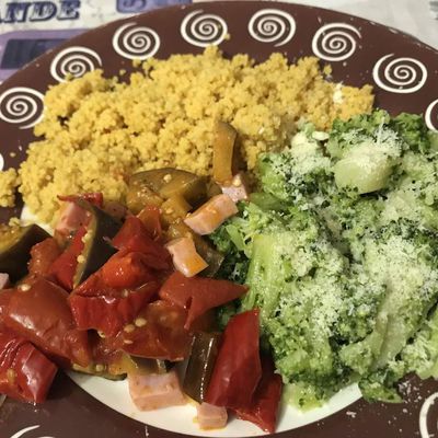 Poêlée d'aubergines, tomates, poivrons rouges, semoule épicée et brocolis parmesan