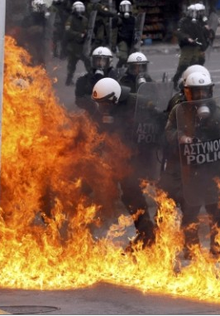 Insurrection sociale et manifestations violentes en Grèce .. le gouvernement aurait engagé BlackWater, l'entreprise américaine militaire privée.