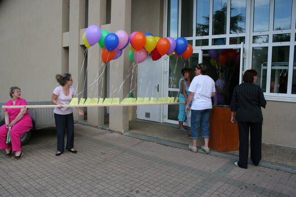 photos des jeux, du lâcher de ballons et du spectacle lors  la fête de l'école du 04 juillet 2008