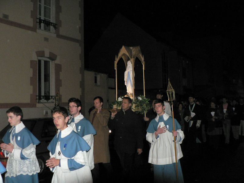Procession de l'Immaculée Conception, le dimanche 4 décembre 2011, suivie du renouvellement de la consécration de l'Institut du Christ Roi et de la Chapelle Saint François à la Sainte Vierge et du Salut du Saint Sacrement.