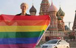 Tilda Swinton aparece en Rusia con una bandera de arcoíris en defensa de la comunidad gay