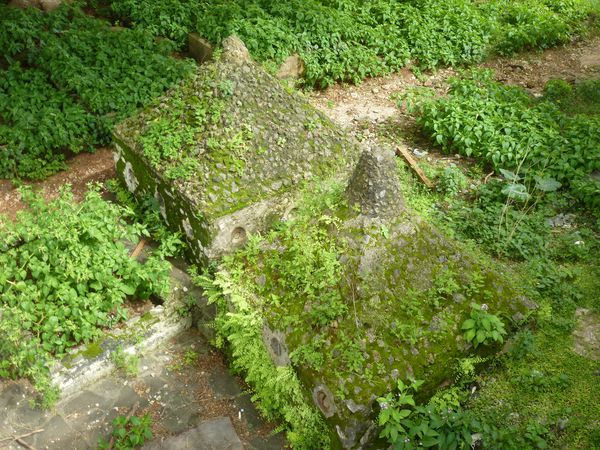 Les Tombes shiraziennes en mauvais état, le Mirhab de la mosquée de Tsingoni et l'inscription qui témoigne de l'année de construction de la mosquée. 