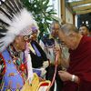 le Dalaï Lama rencontre des native Indians