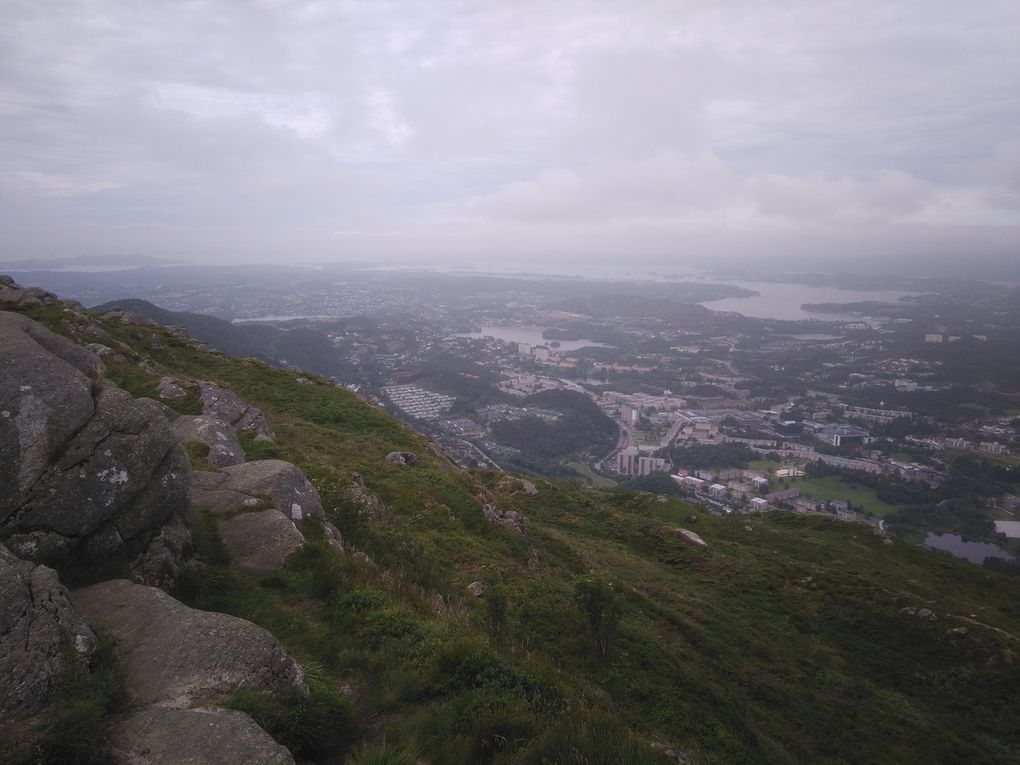 Et encore pas mal d'autres photos (faites défiler). J'ai bien aimé la vue depuis le sommet, oui.