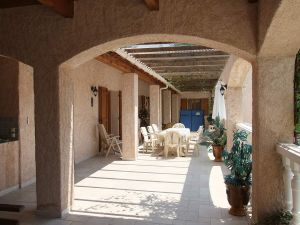 dégustation, proximité du terrain de pétanque, pool bar proche de la piscine avec douche et wc extérieur