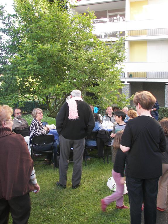 Le repas de notre résidence un soir de 28 mais 2009 avec une cinquantaine de convives