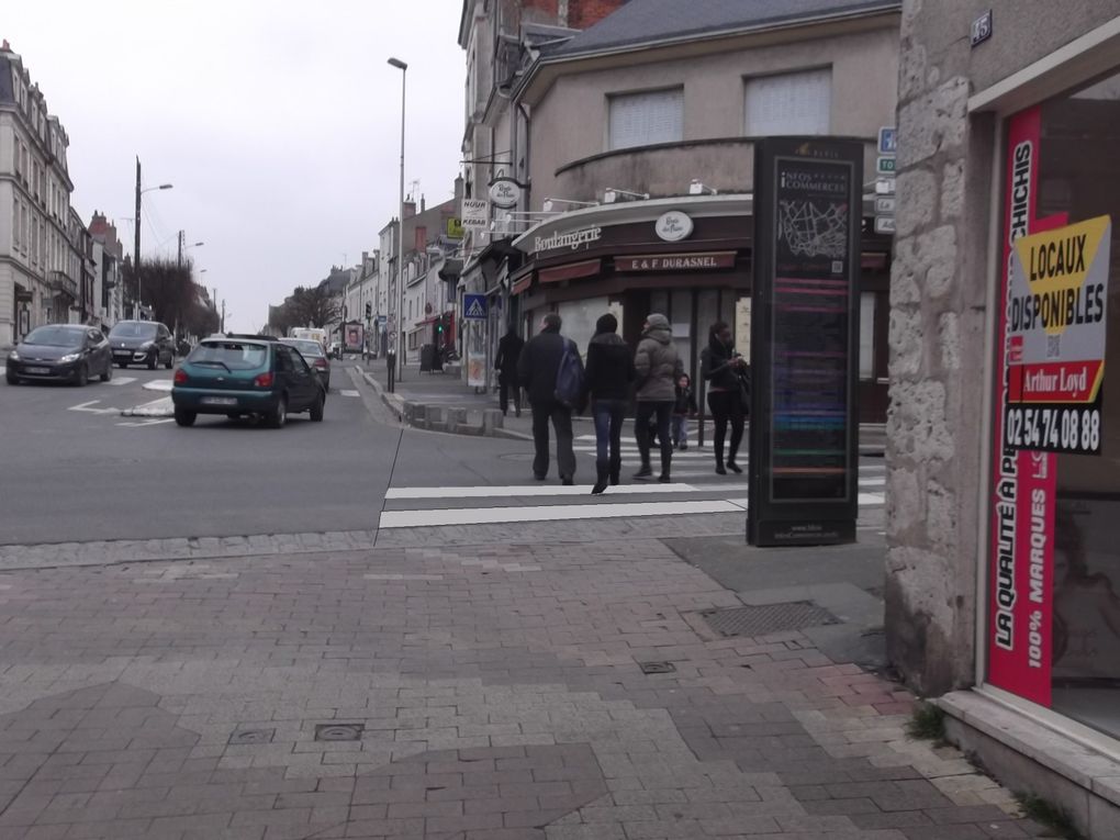 Devant le lycée Sainte-Marie, au moment de la sortie des écoles !