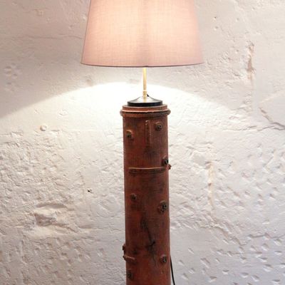 Grande lampe à poser, le pied est un ancien rouleau pour l'impression du papier peint (vendue)