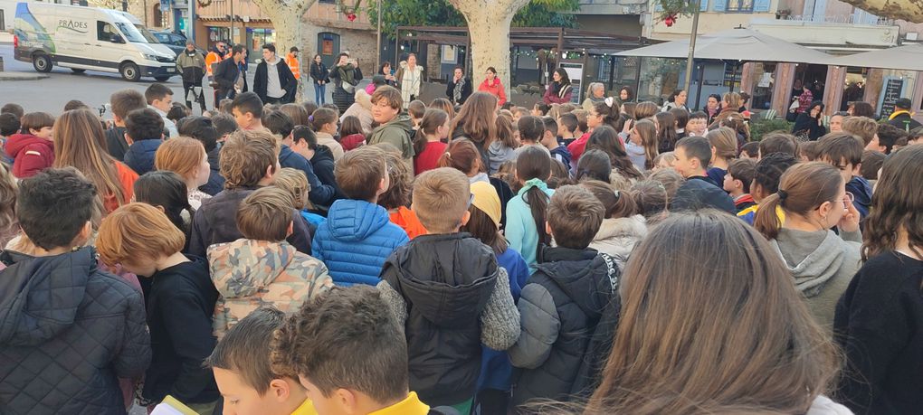 Els alumnes que aprenen català a Prada homenatgen Pompeu Fabra amb danses i cançons!