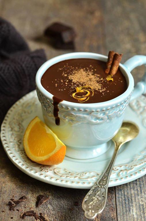 Pudding aux pommes pour un goûter d'hiver avec un excellent chocolat chaud