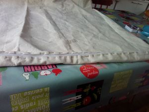 fabrication d un coussin géant (1m sur 1 m ) ^pour commencer le nido reste plus que à faire les cotés ... et une nouvelle housse mais je suis trop fière de mes coutures 