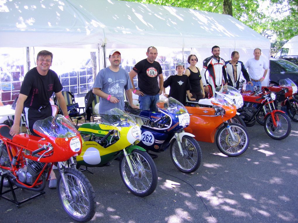 IRON BIKERS 2011 photos Paddocks
Démonstrations motos anciennes et d'exception, sidecars circuit Carole juin 2011