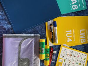 Lunch boxes et fournitures scolaires de Soleil. 