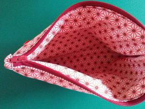 Pochette trousse en simili rouge doublée coton japonais, fermée par zip, 21X14 cm