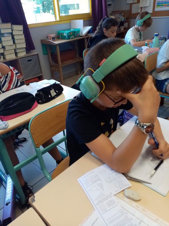 Nouveau matériel à l'école : des casques anti-bruit