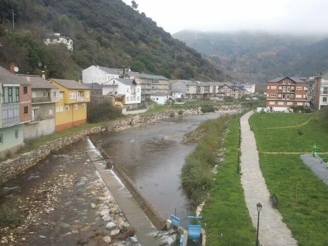 Arrivée à Villafranca del Bierzo .Le rio Burbia, très prisé par les pêcheurs de truites et son pont médiéval .