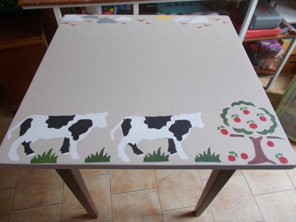  Table"Les Vaches De Normandie"/ Chevet "Les Vaches Du Limousin"/  Meuble "La Vache Joyeuse                                                                                                                                                                                             