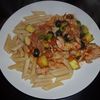 Penne au poulet, tomates et olives