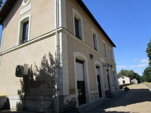 La Maison des vins de Thoré et le quai où les voyageurs attendent le TTVL