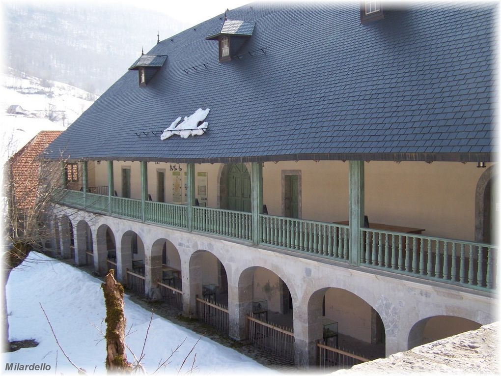 Jolies maisons, belles églises, vieux châteaux, manoirs, ou, vieilles ruines dans des lieux pittoresques, scènes de vie.