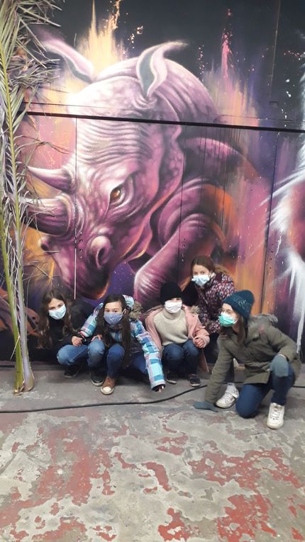 Jeudi 7 janvier, les 2 classes de CM1/CM2 et GS/CP se sont rendues à l'exposition éphémère Street Wood de Lorient: Un grand merci aux artistes du Diaspora Crew. Nous avons tous passé un magnifique moment à découvrir les différents mondes, les multiples techniques et ambiances  dans lesquelles ils nous ont fait évoluer. Merci au graffeur "Kaz" d'avoir pris le temps de nous accueillir et de répondre à nos questions.