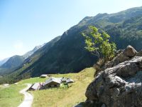 En remontant le GR5, une fontaine rafraîchissante et le refuge de la Balme.