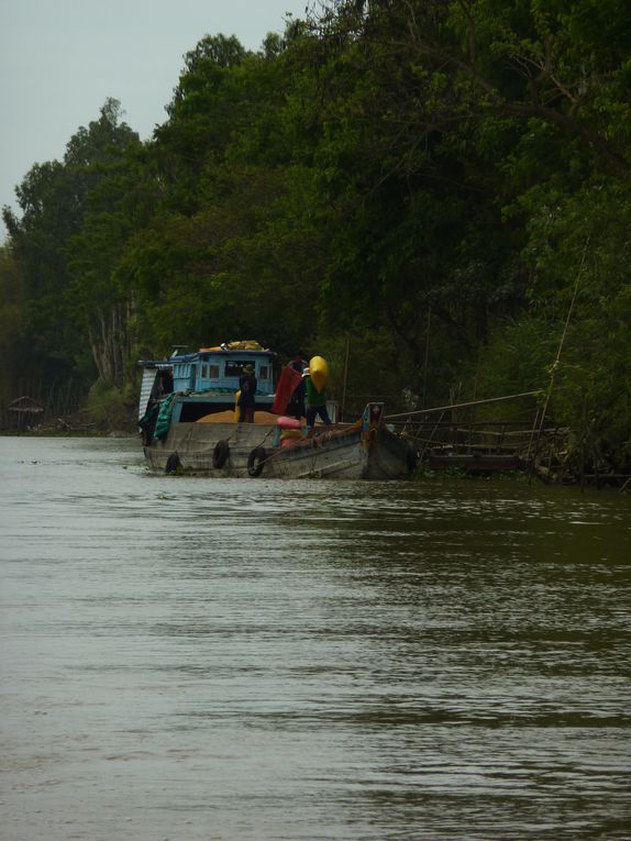 Mekong delta. 
1st day : crossing the delta, to arrive at Can Tho before evening.
2nd day : continuing visit of the delta : floating market of Can Tho, noodle factory, garden, crocodile farm, temple.
3rd day : towards Cambodia via the Mekong delta