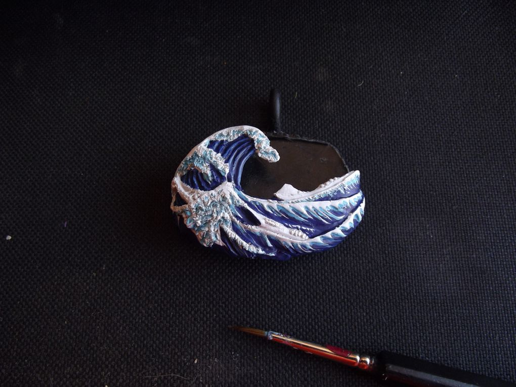 fabrication pas à pas de la célèbre estampe de Hokusai, la Grande Vague de Kanagawa en collier.
