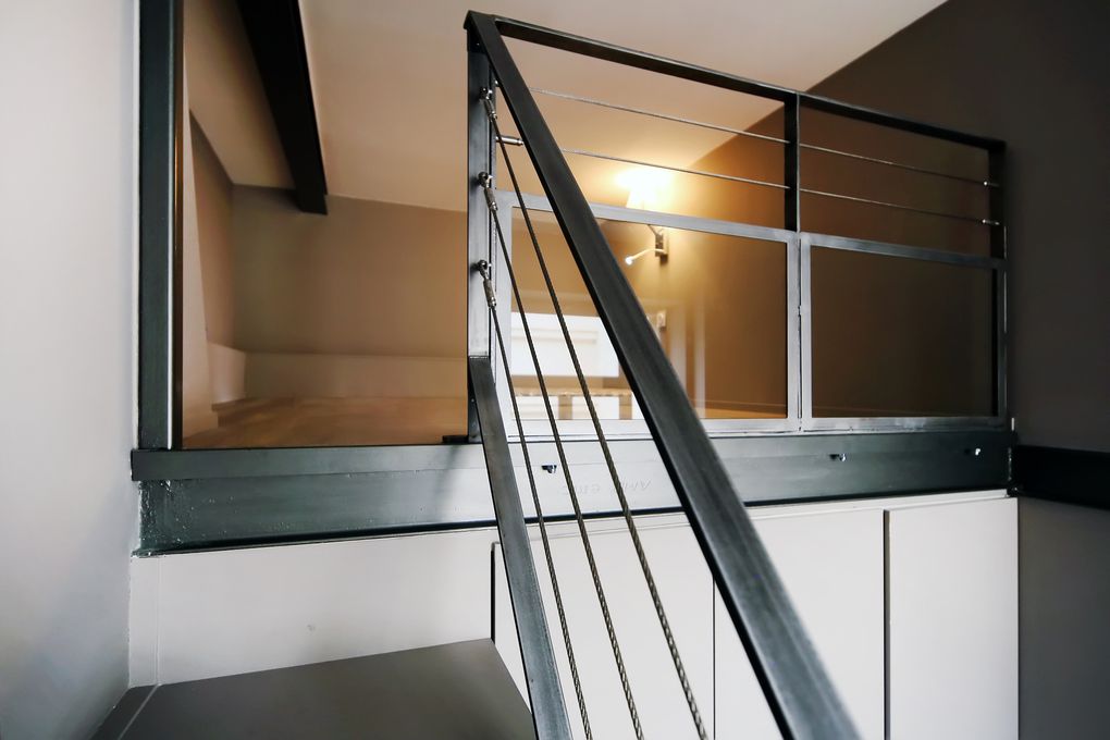 Dans deux des chambres, les escaliers d'accès aux mezzanines servent de rangements. Chaque chambre a également un placard d'au moins un mètre sous les mezzanines.