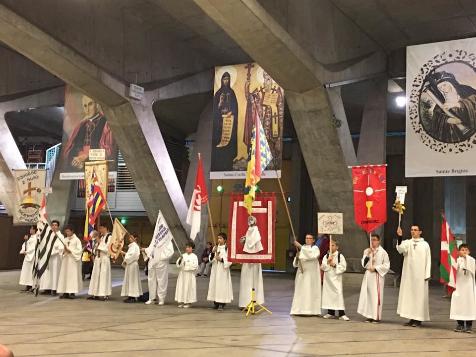 Procession eucharistique présidée par Mgr Habert.