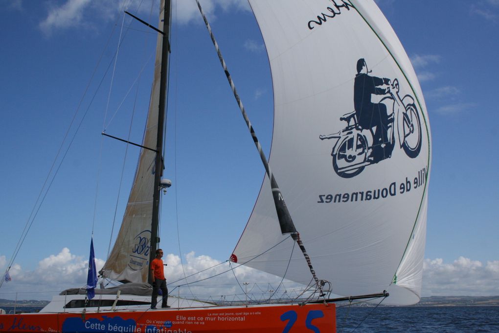 Ville de Douarnenez-Poèmes bleus en cours d'entrainement dans la baie de Douarnenez. Bertrand Guillonneau, skipper, poursuivra son entrainement jusqu'au 20 octobre. Le bateau est amarré au port de plaisance de Tréboul.