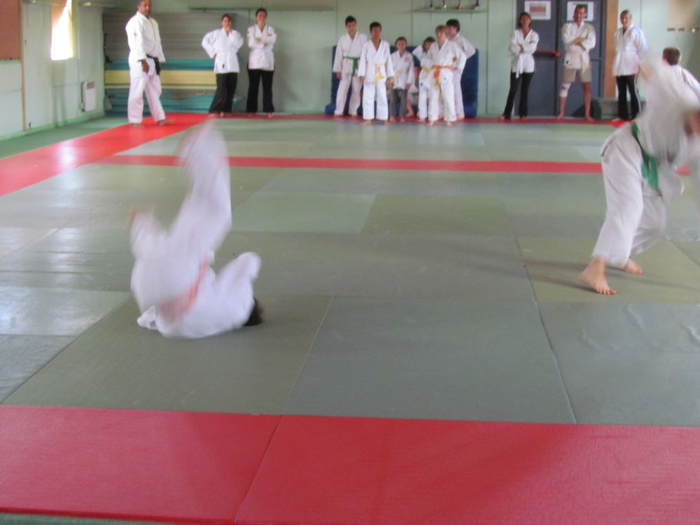 Les enfants heureux de faire monter les parents pour un cours judo....merci à eux d'avoir jouer le jeu, vos enfants ont apprécié , vous aussi apparement ! sortie de tatamis avec le sourire ....MERCI  à refaire :)